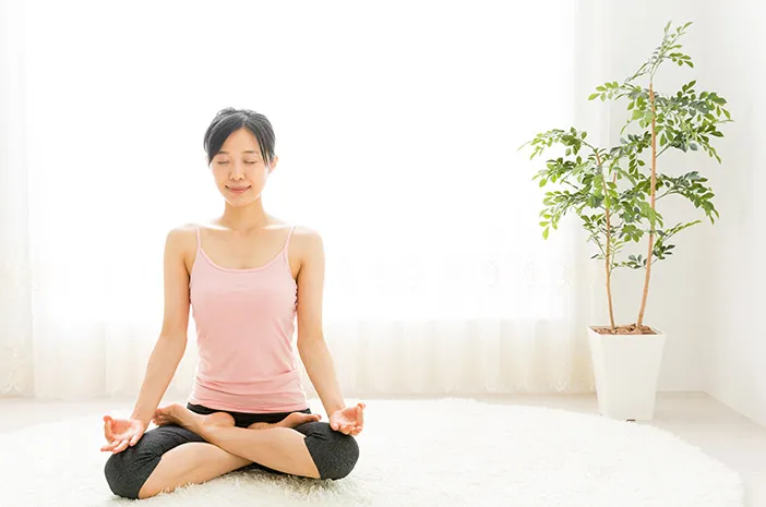 Sesi meditasi dalam suasana alami